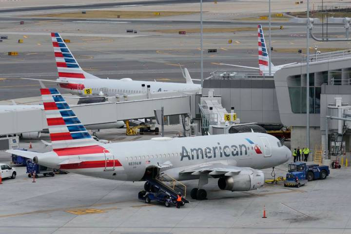 Aviones de American Airlines en la pista en la Terminal B del Aeropuerto de LaGuardia, el 11 de ...