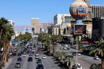 Personas y vehículos en el Strip de Bellagio Drive en Las Vegas el viernes 20 de enero de 2023 ...
