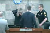 Esta captura de video muestra a la jueza Mary Kay Holthus siendo ayudada después de ser atacad ...