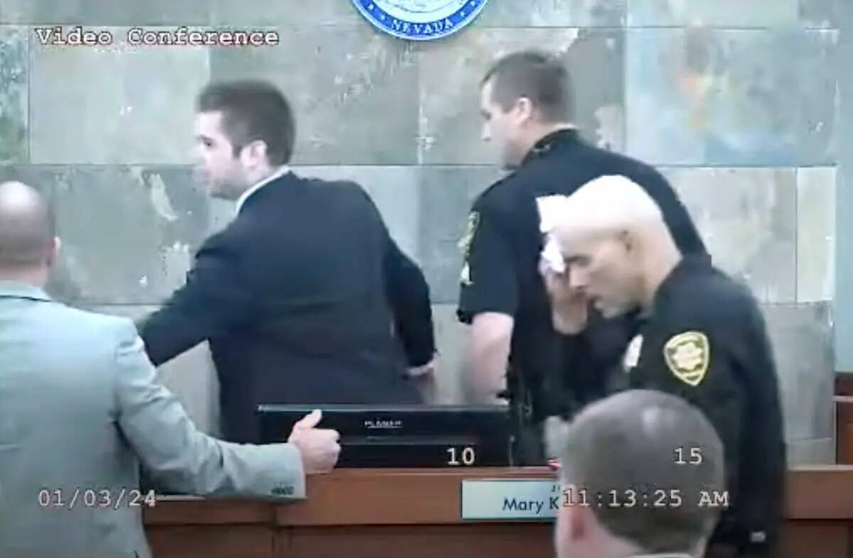 Esta captura de video muestra a un alguacil del tribunal secándose la frente después de que e ...