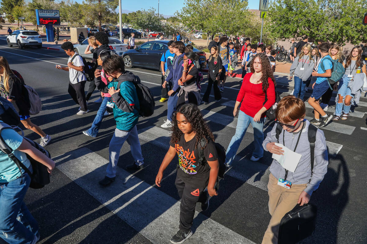 Alumnos de secundaria cruzan Valle Verde Drive al salir de Greenspun Junior High School, el jue ...