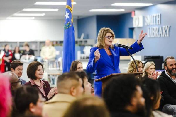 Tami Hance-Lehr, directora ejecutiva de Communities in Schools for Nevada, habla en una rueda d ...