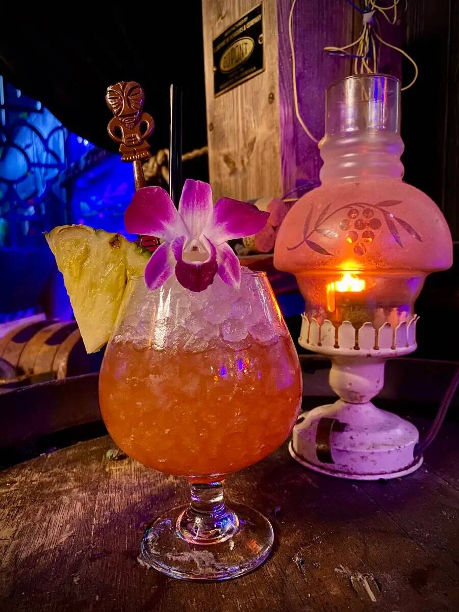 Un coctel escorpión de The Golden Tiki en Chinatown Vegas. El bar tiki celebrará su fiesta de ...