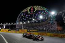 El piloto de Red Bull, el holandés Max Verstappen, pasa por delante de la Sphere durante la ca ...