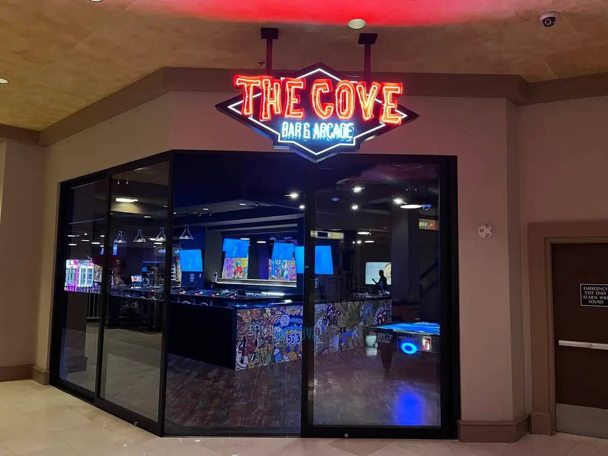The Cove, un bar y salón de máquinas de arcade de Treasure Island, abrió sus puertas en febr ...