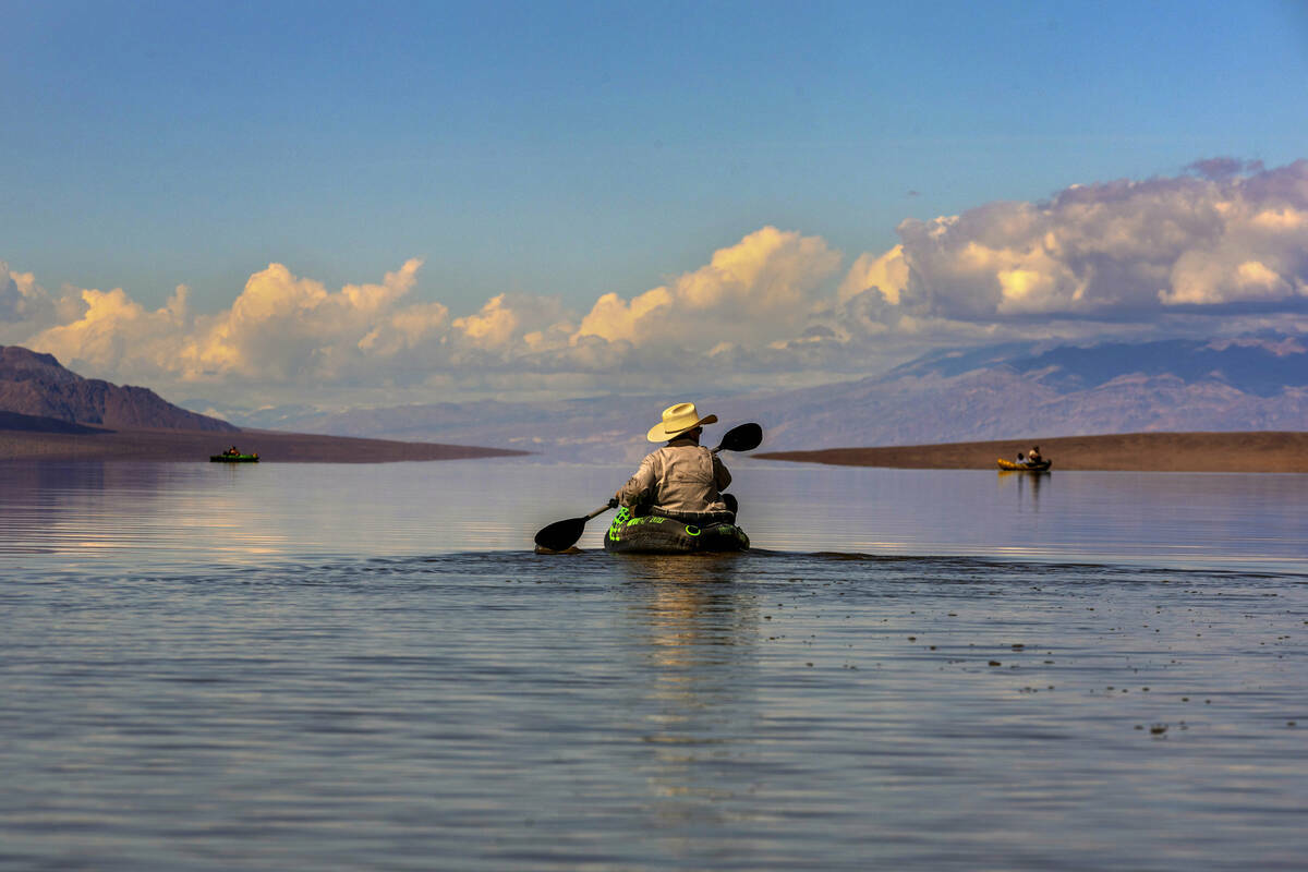Patrick Donnelly, director del Great Basin Center for Biological Diversity, navega en kayak por ...