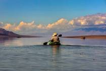 Patrick Donnelly, director del Great Basin Center for Biological Diversity, navega en kayak por ...