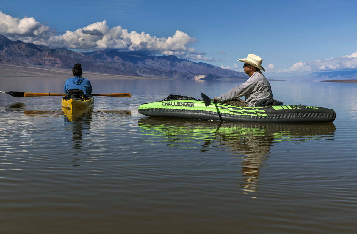 Ashley Lee, a la izquierda, presidenta de Amargosa Conservancy, y Patrick Donnelly, director de ...