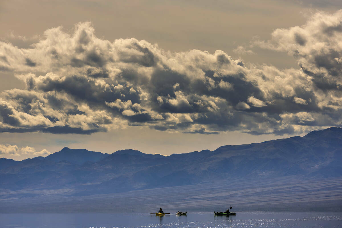 Personas navegan en kayak en el lago temporal Manly en Badwater Basin, en el Death Valley Natio ...