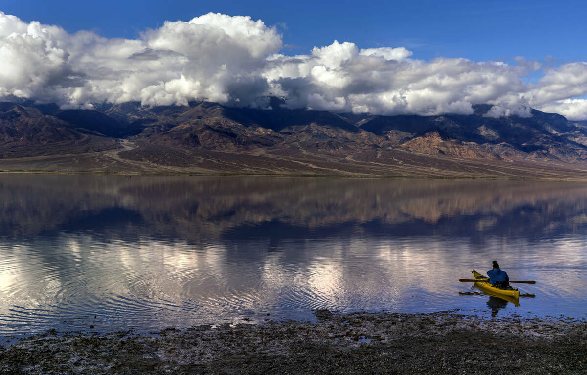 Ashley Lee, presidenta de Amargosa Conservancy, navega en kayak por el lago temporal Manly en B ...