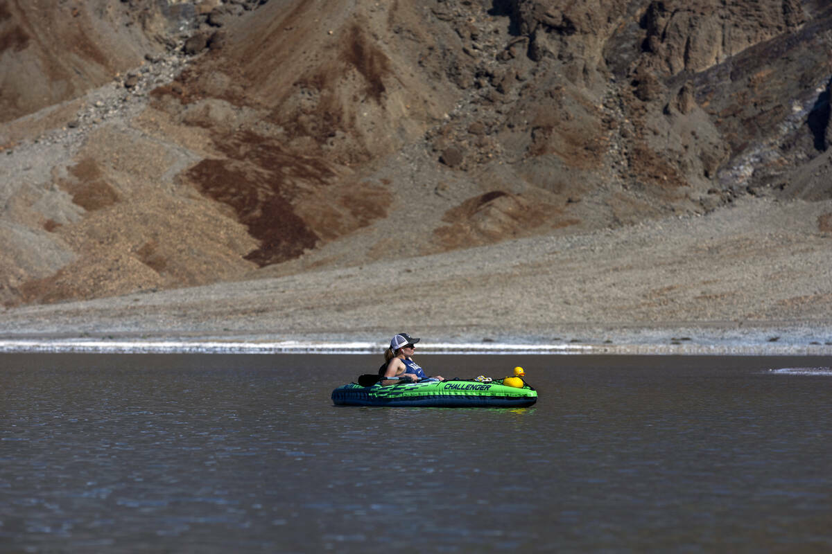 Un visitante navega en kayak en el lago temporal Manly de Badwater Basin, en el Death Valley Na ...
