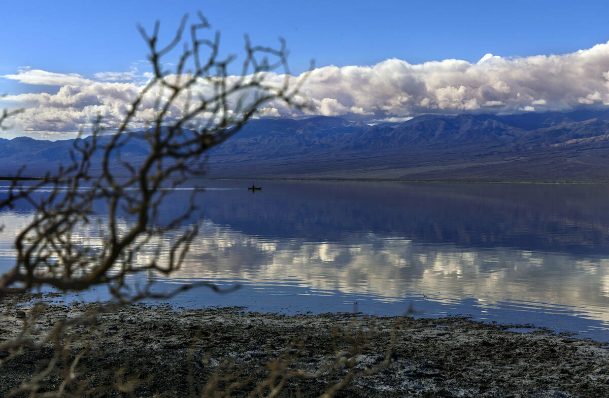 Personas reman en kayaks en el lago temporal Manly en Badwater Basin, en el Death Valley Nation ...