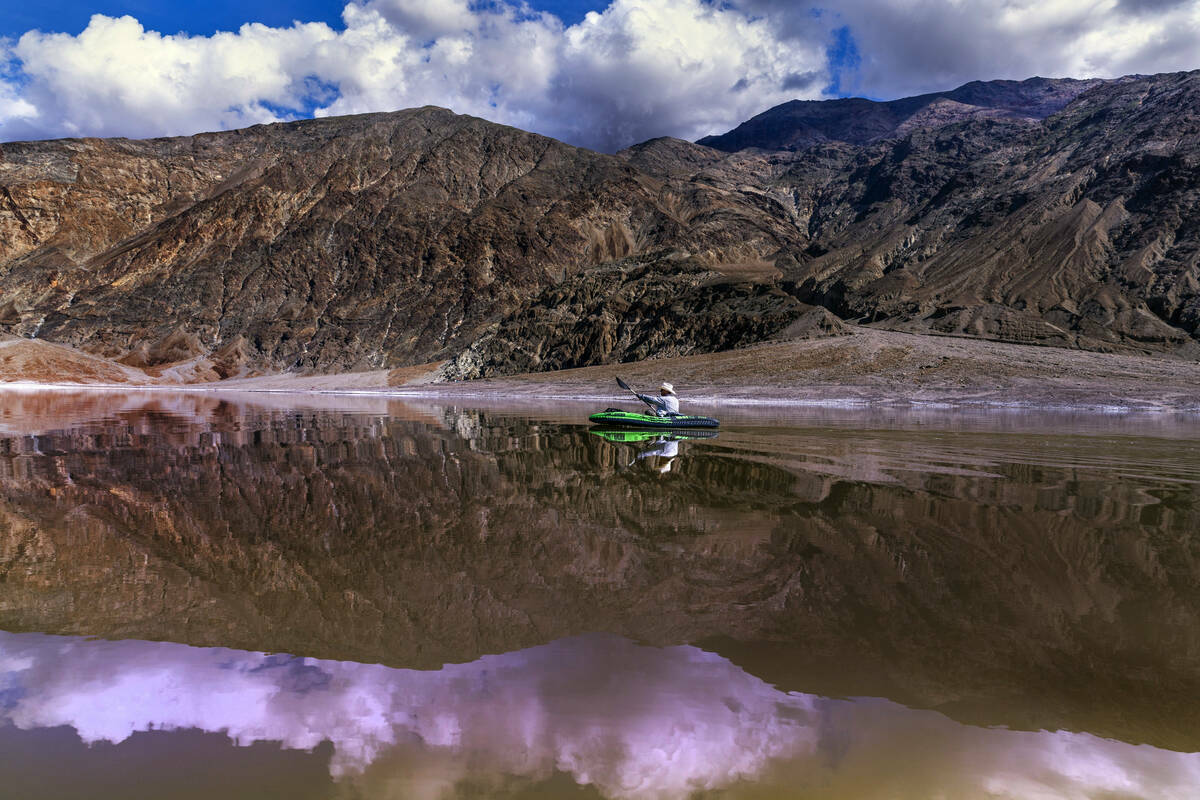 Patrick Donnelly, director del Great Basin Center for Biological Diversity, navega en kayak en ...