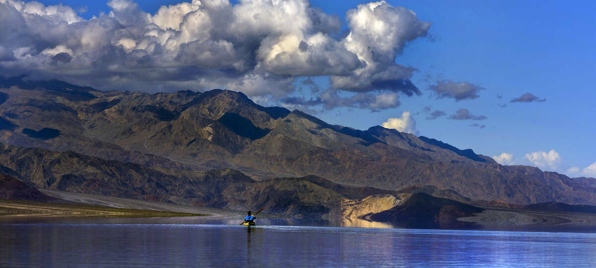Ashley Lee, presidenta de Amargosa Conservancy, navega en kayak en el lago temporal Manly en Ba ...