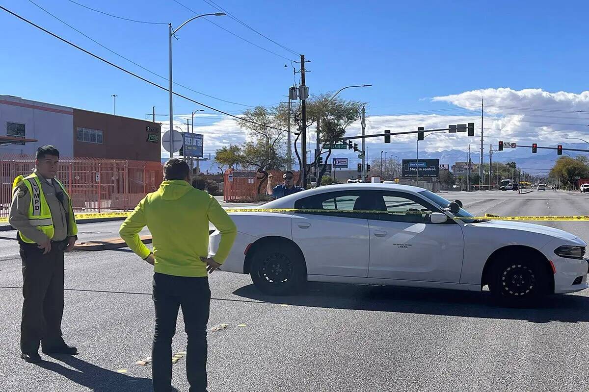 La policía investiga un tiroteo el jueves 22 de febrero de 2024 en la intersección de North M ...