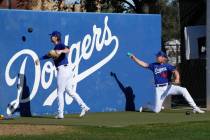 Los lanzadores de Los Ángeles Dodgers Shelby Miller y Noah Syndergaard (43) calientan durante ...