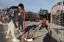 Los niños juegan hockey de la calle con los Vegas Golden Knights durante un evento de apertura ...