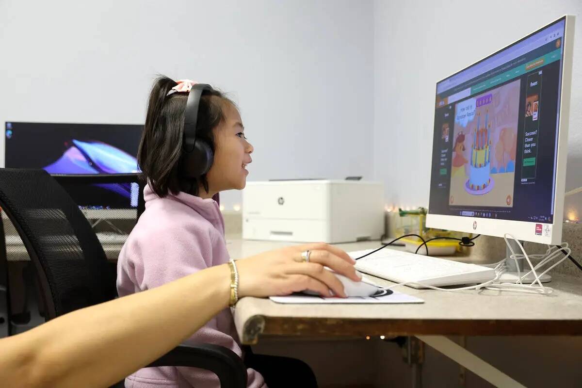 Gaby Santos, de 4 años, disfruta de las nuevas instalaciones informáticas donadas por Cox Com ...