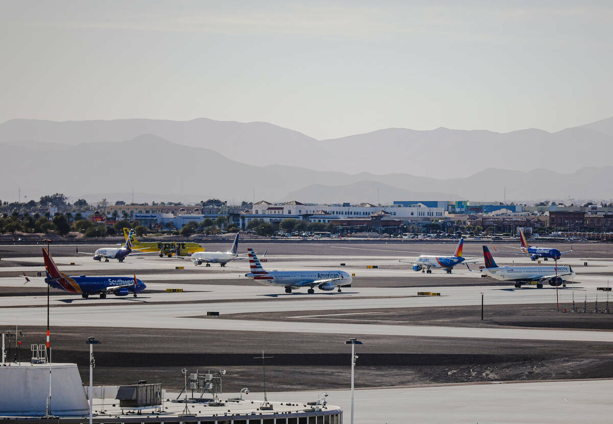 Aviones esperan en fila para despegar en la pista del Aeropuerto Internacional Harry Reid de La ...