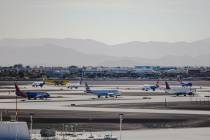 Aviones esperan en fila para despegar en la pista del Aeropuerto Internacional Harry Reid de La ...