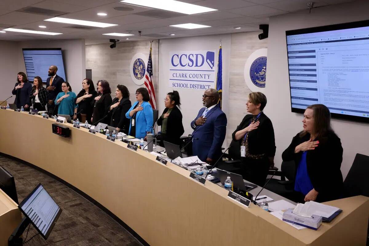 Los miembros de la Junta Escolar del Condado Clark recitan el Juramento de Lealtad durante una ...