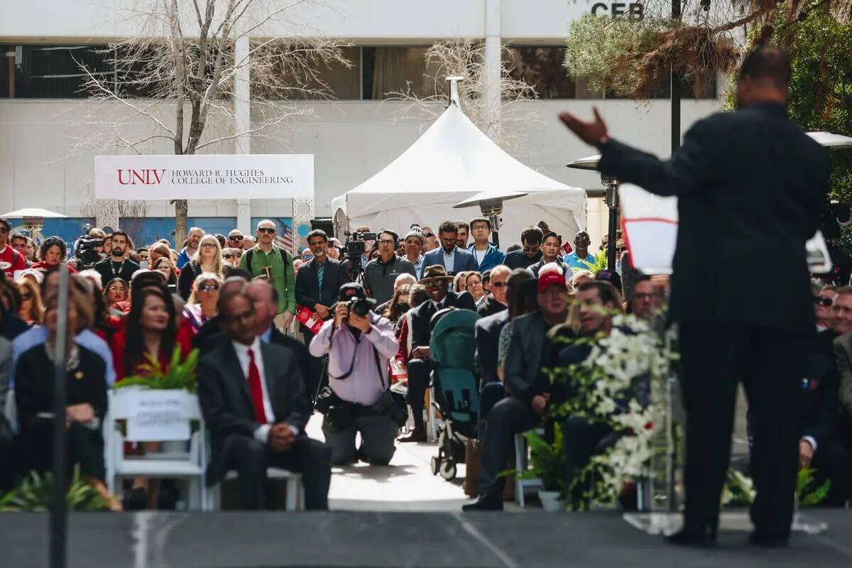 El presidente de la UNLV, Keith Whitfield, se dirige a una multitud durante la inauguración de ...