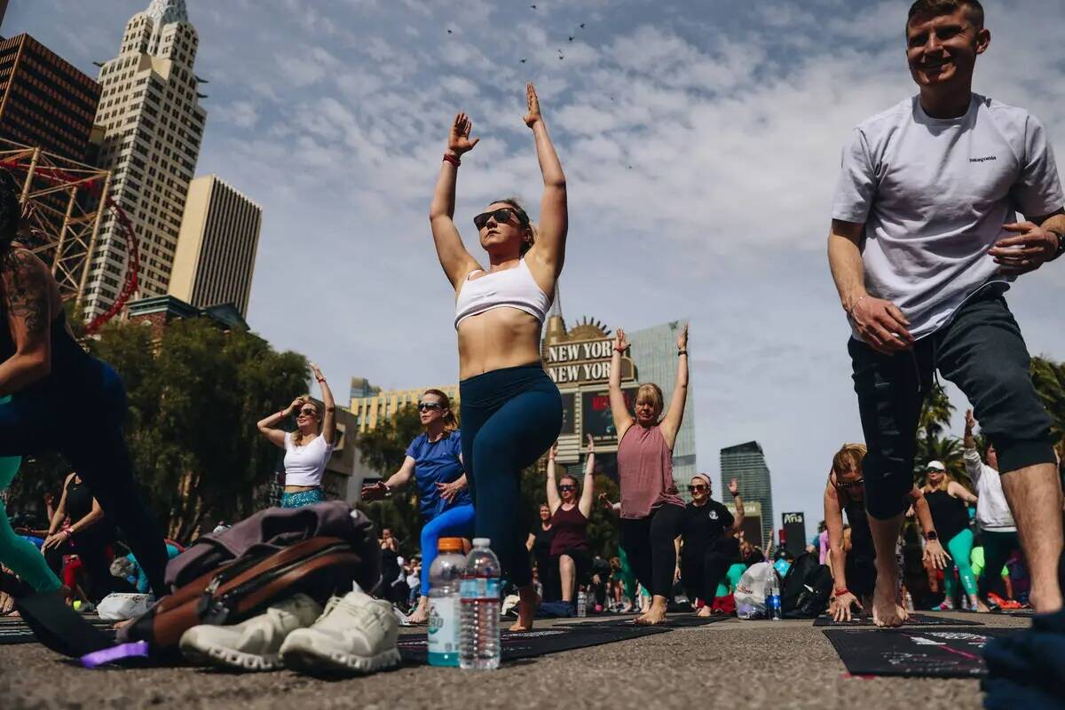 La gente se reúne en el Strip para hacer yoga mientras está cerrado por la Rock 'n' Roll Runn ...