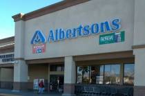 Los compradores visitan la tienda de comestibles Albertsons en 1650 N. Buffalo Drive en Las Veg ...