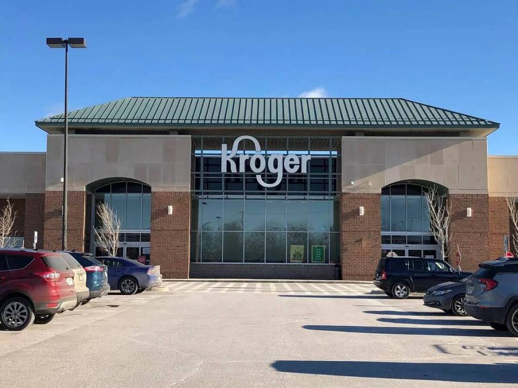 ARCHIVO - Una tienda de comestibles Kroger se ve, 23 de enero 2021, en Novi, Mich. La Comisión ...