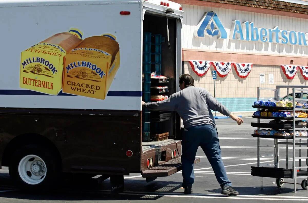 ARCHIVO - Mitch Maddox, un vendedor de la ruta del pan, carga pan el martes, 30 de mayo de 2006 ...