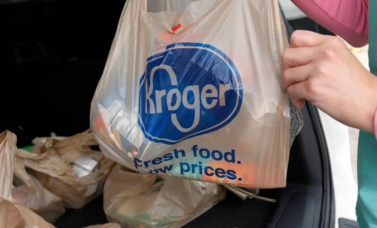 ARCHIVO - Una clienta retira sus compras en una tienda de comestibles Kroger en Flowood, Missis ...