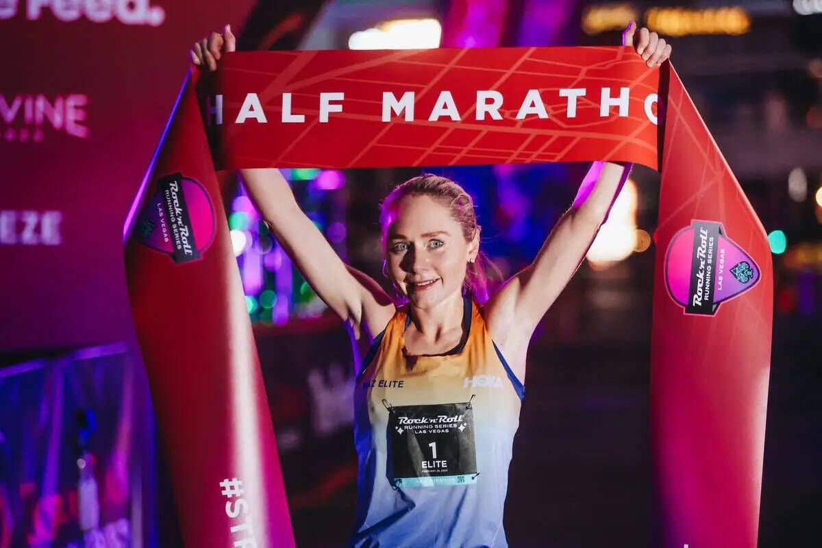 Alice Wright levanta el listón de la línea de meta del medio maratón tras quedar primera en ...