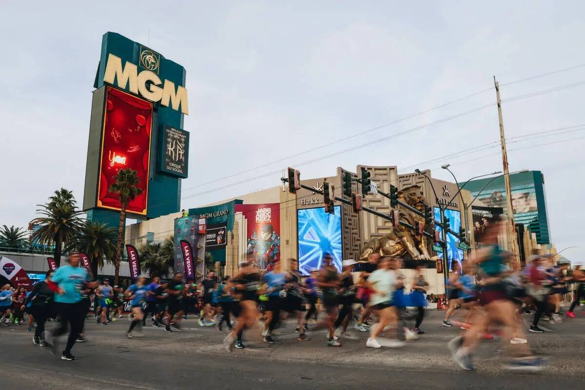 Corredores en el Strip durante la Rock 'n' Roll Running Series en Las Vegas Boulevard, el domin ...
