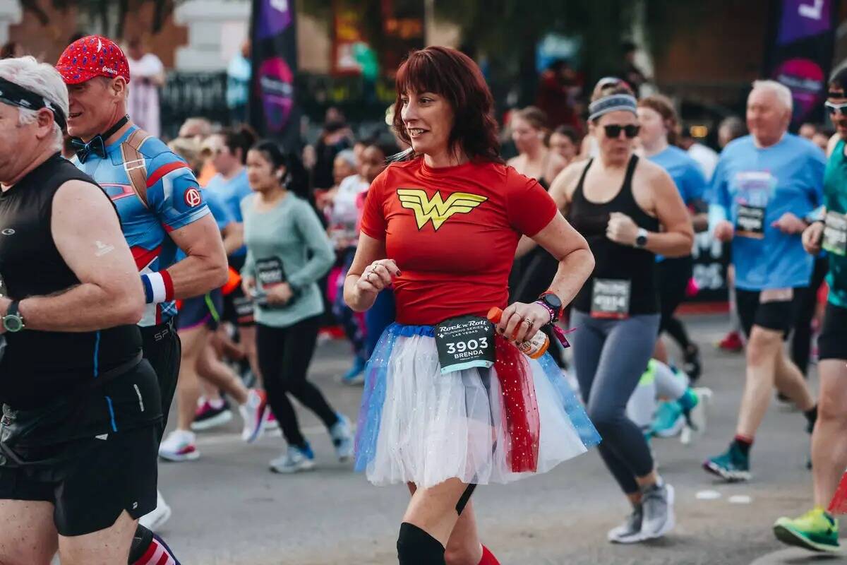 Una corredora vestida como la Mujer Maravilla recorre el Strip durante la Rock 'n' Roll Running ...