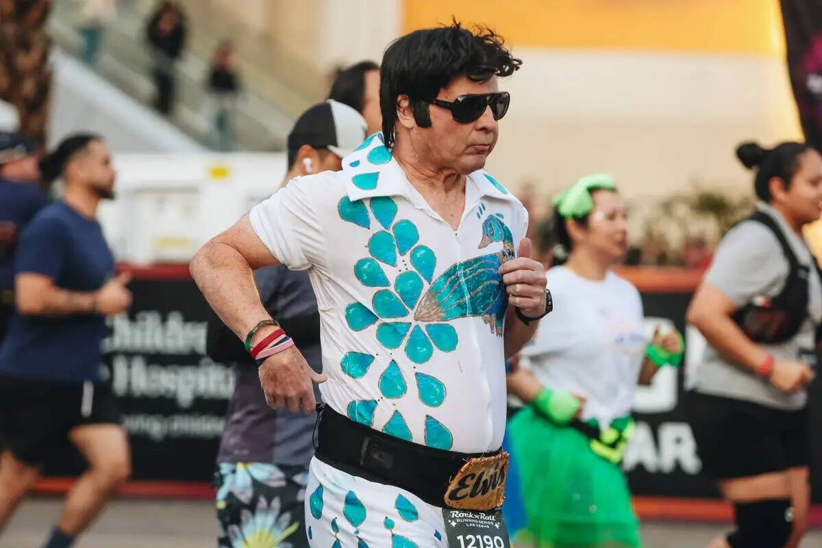 Un corredor vestido de Elvis recorre el Strip durante la Rock 'n' Roll Running Series en Las Ve ...