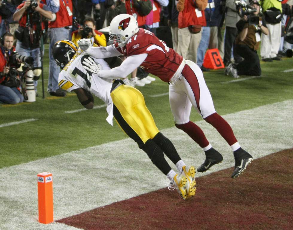 ARCHIVO - El wide receiver de los Pittsburgh Steelers Santonio Holmes (10) atrapa un pase de to ...