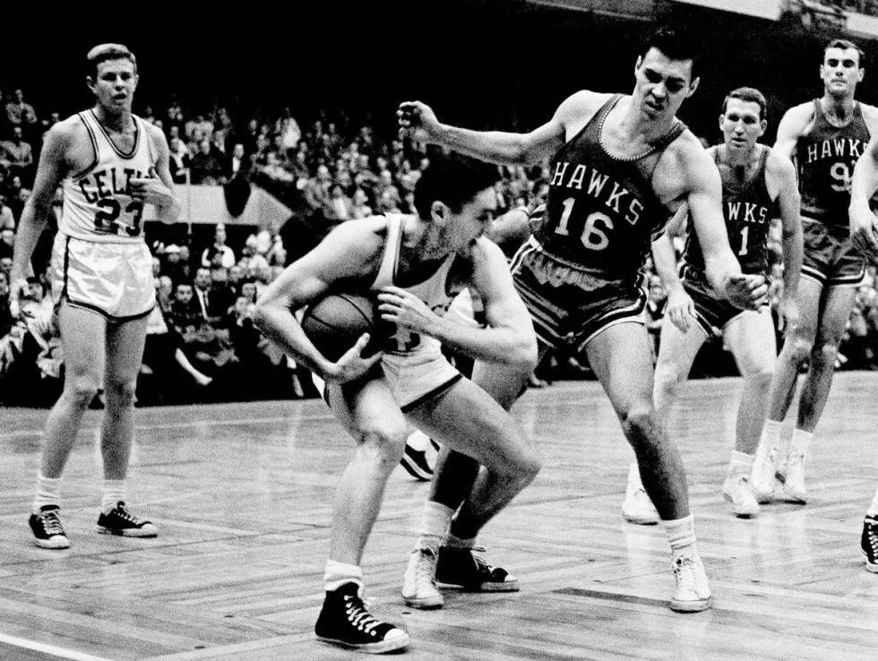 ARCHIVO - En esta foto de archivo del 30 de marzo de 1958, Bill Sharman, de los Boston Celtics, ...