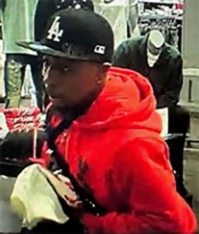 Uno de los sospechosos del robo es un varón afroamericano de unos 20 años, de entre 5.5 y 5.7 ...