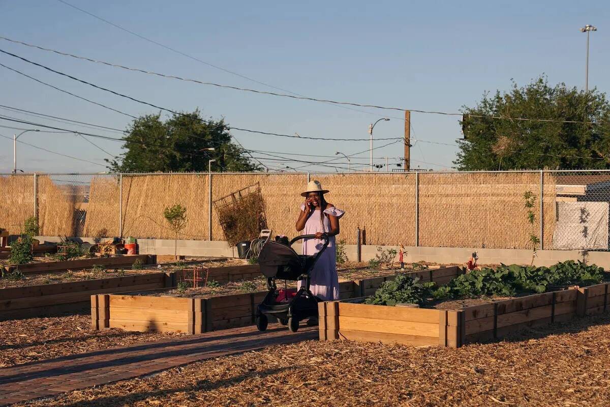 Jillian White atiende una llamada telefónica bajo el sol poniente cerca de las jardineras elev ...