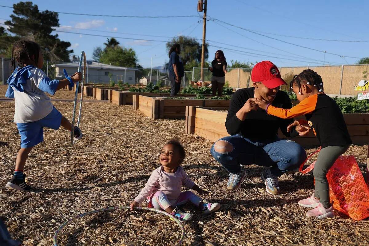 Ashleigh Donaby, a la derecha, juega con su hija Zo'eigh, de tres años, cerca de otros niños ...