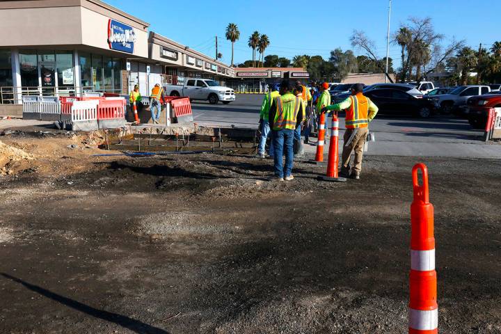 Obras viales están en marcha cerca de una plaza comercial en la intersección de Charleston Bo ...
