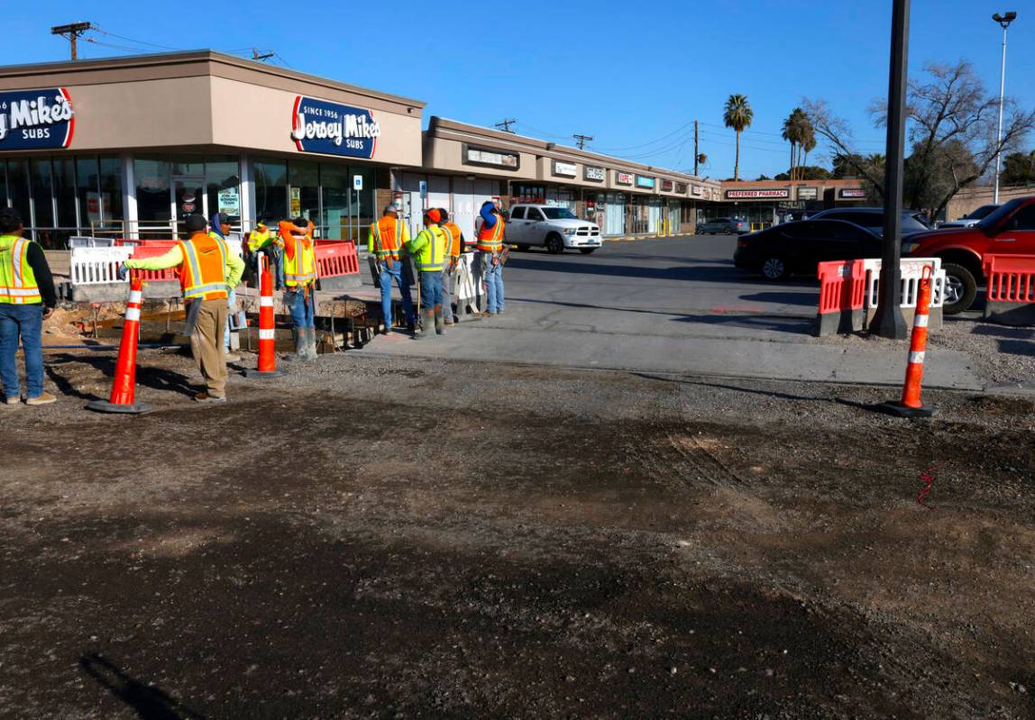 Obras viales están en marcha cerca de una plaza comercial en la intersección de Charleston Bo ...