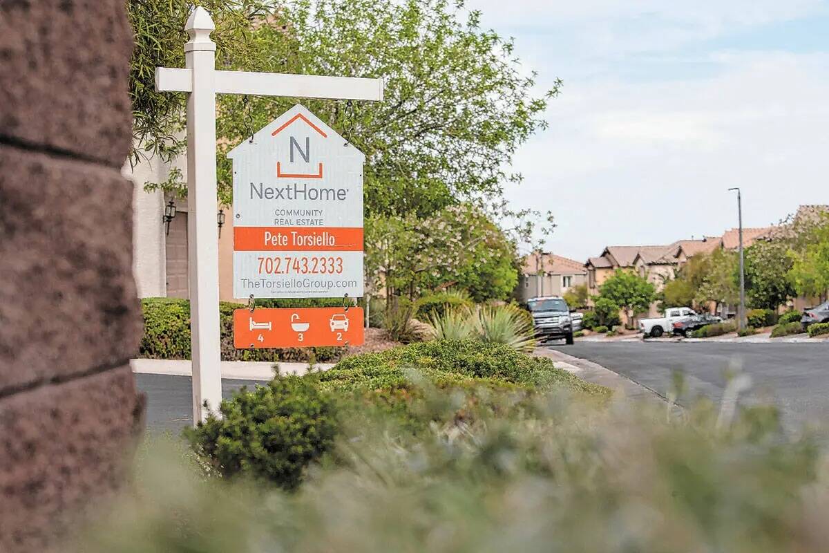 Una casa está a la venta en el vecindario de Centennial Hills, el jueves 5 de mayo de 2022, en ...