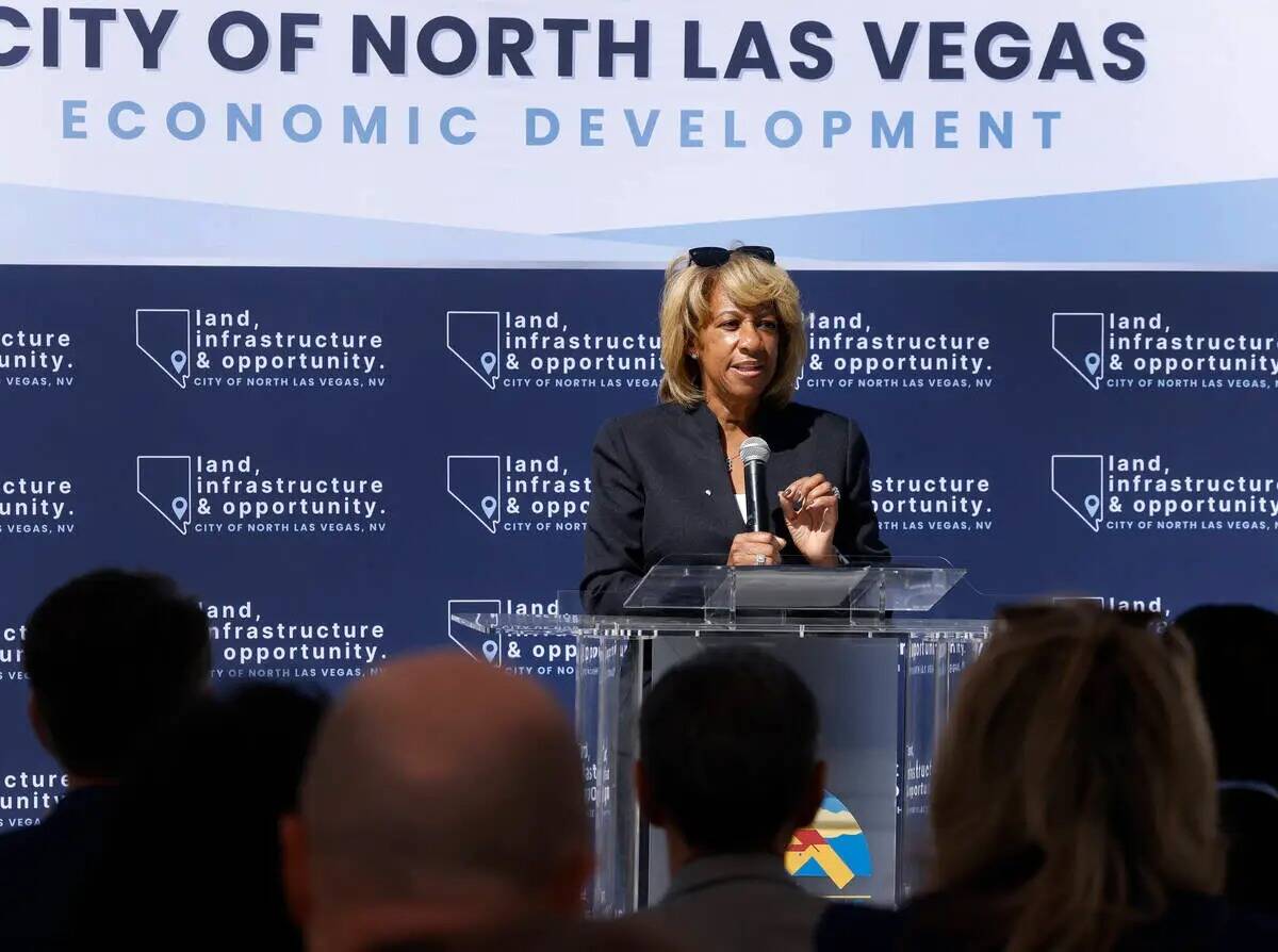 La alcaldesa de North Las Vegas, Pamela Goynes-Brown, habla en la ceremonia de colocación de l ...
