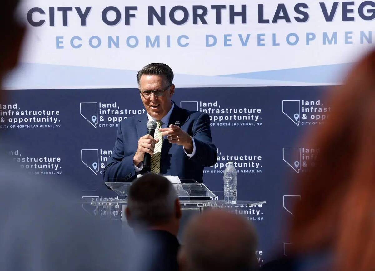 Ryann Juden, City Manager de North Las Vegas, habla en la ceremonia de colocación de la primer ...