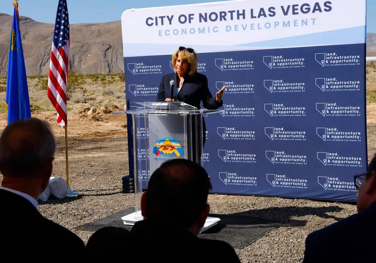 La alcaldesa de North Las Vegas, Pamela Goynes-Brown, a la derecha, presenta al ex alcalde John ...