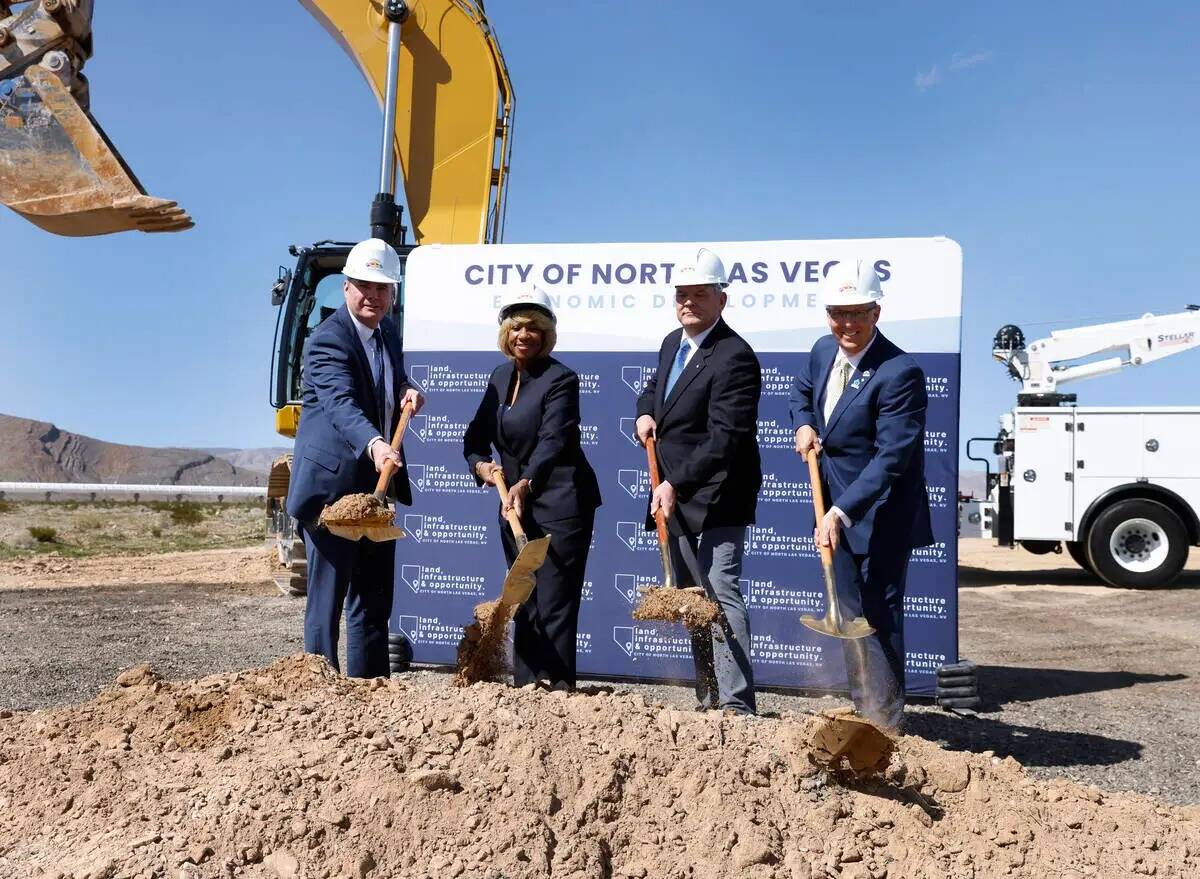 De izquierda a derecha, Ryann Juden, gerente de la ciudad de North Las Vegas; la alcaldesa Pame ...