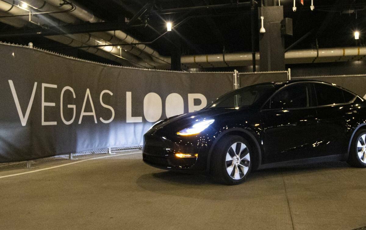 Un Tesla del Vegas Loop sale de la estación de pasajeros del túnel Boring en Resorts World La ...