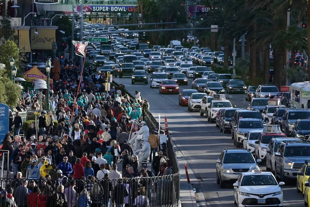 Multitudes de personas y el tráfico atascado en el Strip se ven el día antes del Super Bowl L ...