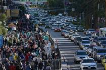 Multitudes de personas y el tráfico atascado en el Strip se ven el día antes del Super Bowl L ...
